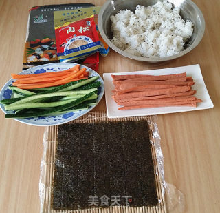 火腿肉松寿司的做法步骤：1