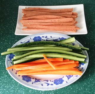 火腿肉松寿司的做法步骤：2