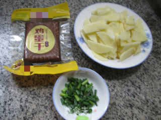 鸡蛋干炒土豆的做法步骤：1