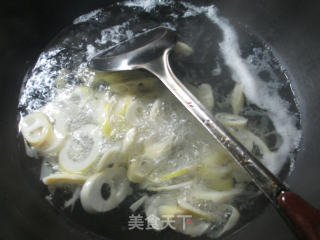 五花肉荷兰豆炒雷笋的做法步骤：3