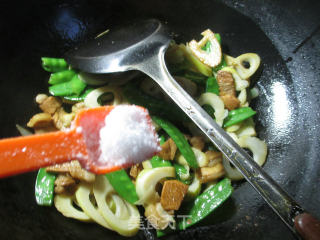 五花肉荷兰豆炒雷笋的做法步骤：8
