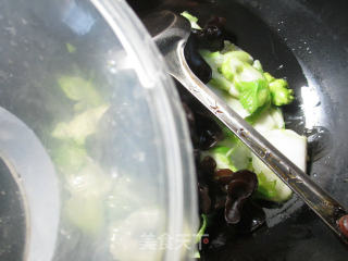 黑木耳炒儿菜的做法步骤：4