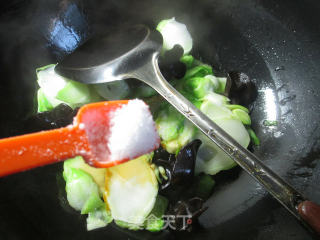 黑木耳炒儿菜的做法步骤：7