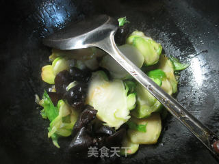 黑木耳炒儿菜的做法步骤：8