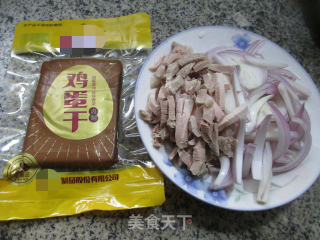 五花肉洋葱鸡蛋干的做法步骤：1