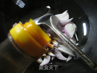 五花肉洋葱鸡蛋干的做法步骤：3