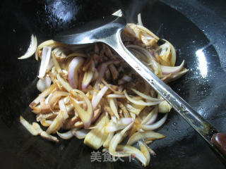 五花肉洋葱鸡蛋干的做法步骤：4