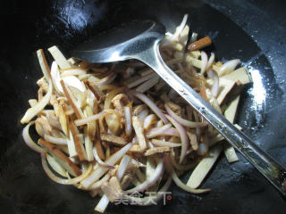 五花肉洋葱鸡蛋干的做法步骤：5