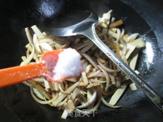 五花肉洋葱鸡蛋干的做法步骤：6