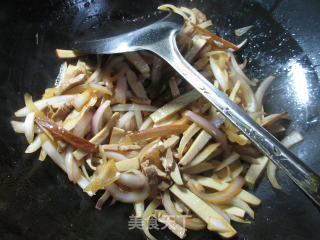 五花肉洋葱鸡蛋干的做法步骤：7