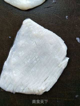 墨鱼花炒蒜苔的做法步骤：2