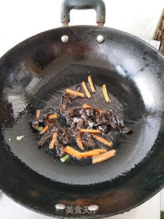 墨鱼花炒蒜苔的做法步骤：6