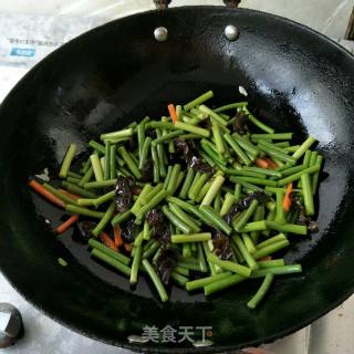 墨鱼花炒蒜苔的做法步骤：7