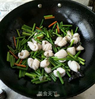 墨鱼花炒蒜苔的做法步骤：8