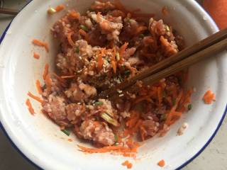 豆皮糯米肉卷的做法步骤：4