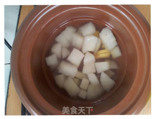 惊蛰时节止咳雪梨的做法步骤：2