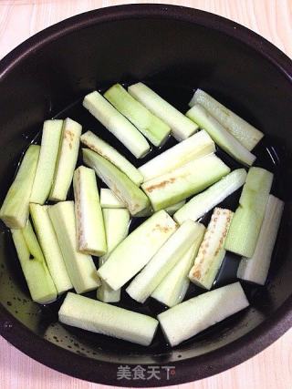 红椒茄子拌皮蛋的做法步骤：3