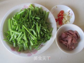 芹菜炒肉丝的做法步骤：1