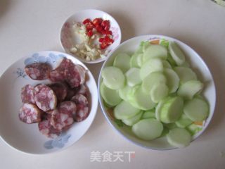 腊肠炒芥蓝的做法步骤：1