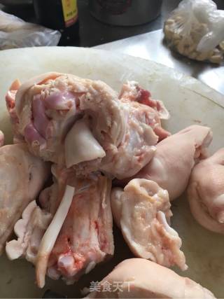 猪蹄海带扣炖黄豆的做法步骤：1