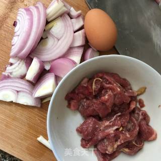 窝蛋牛肉的做法步骤：2