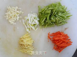 清炒绿豆芽的做法步骤：2
