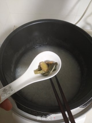 香菇鸡肉粥的做法步骤：1