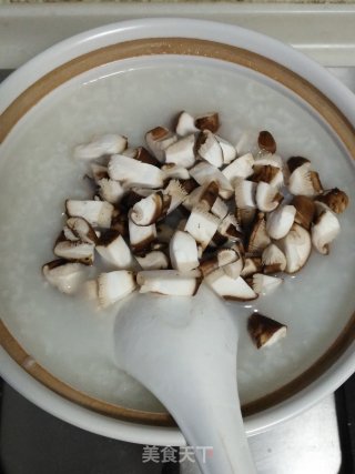 香菇鸡肉粥的做法步骤：6