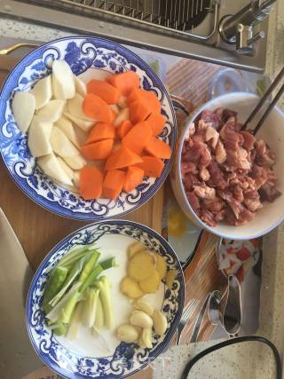 砂锅羊肉的做法步骤：1