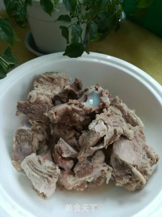 豆筋棍烧背脊骨的做法步骤：1