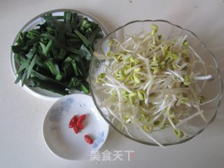 韭菜炒黄豆芽的做法步骤：1