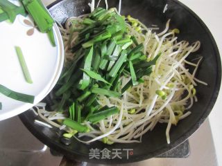 韭菜炒黄豆芽的做法步骤：3