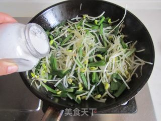 韭菜炒黄豆芽的做法步骤：4