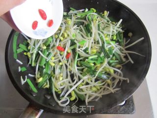 韭菜炒黄豆芽的做法步骤：5