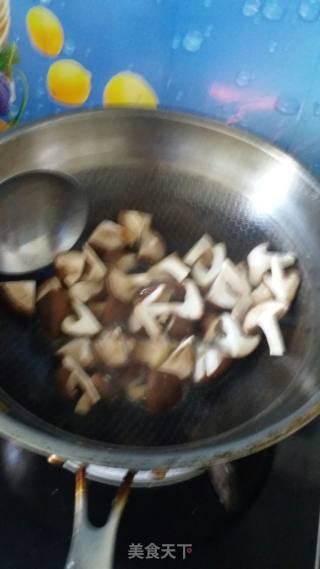 油菜炒香菇的做法步骤：2