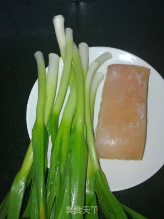 蒜苗回锅肉的做法步骤：1