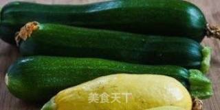 十分钟的中餐，惊艳办公室：西葫芦面条，绿色清香，健康养生的做法步骤：1