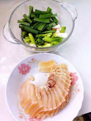 腊肉炒青蒜的做法步骤：2