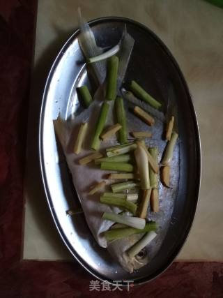 清蒸鱼的做法步骤：1