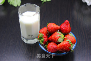 草莓奶昔的做法步骤：1