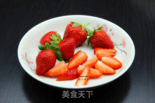 草莓奶昔的做法步骤：2