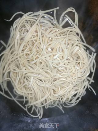 蒜苗炒干水丝的做法步骤：2
