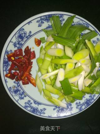 蒜苗炒干水丝的做法步骤：3