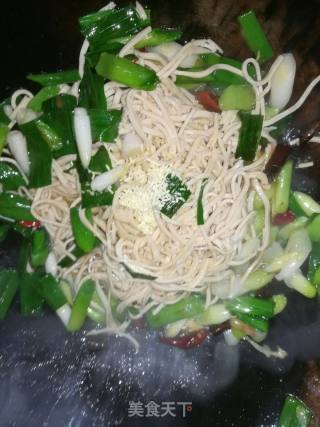 蒜苗炒干水丝的做法步骤：7