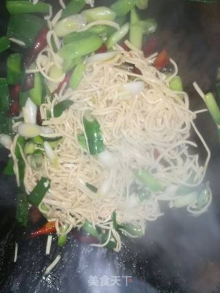 蒜苗炒干水丝的做法步骤：8