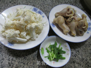 鸡翅根煮花菜的做法步骤：1