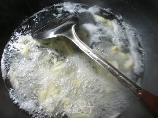 酸菜虾肉炒雷笋的做法步骤：3