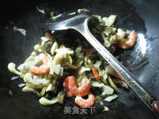 酸菜虾肉炒雷笋的做法步骤：8