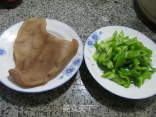 尖椒炒猪耳朵的做法步骤：1