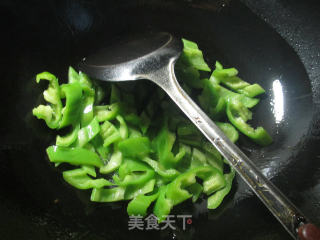 尖椒炒猪耳朵的做法步骤：3